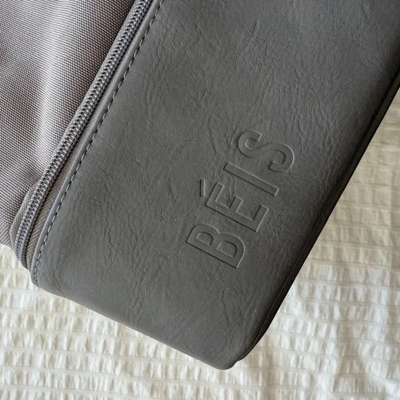 BRAND NEW WITH TAGS Beis Weekender Bag - Picture 5 of 7